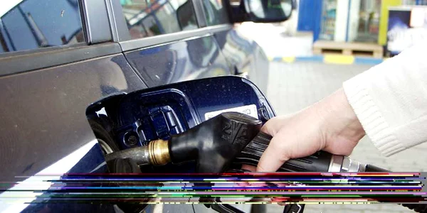 BENZINARIE - Carburant - O prsoana pune benzina FOTO Mediafax