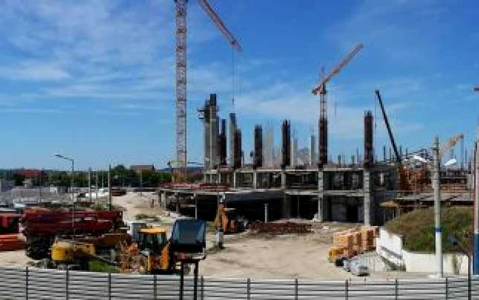 Firma care execută lucrările la stadion nu găseşte să angajeze personal