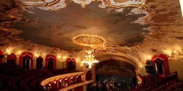Imagini cu Teatrul Naţional refăcut