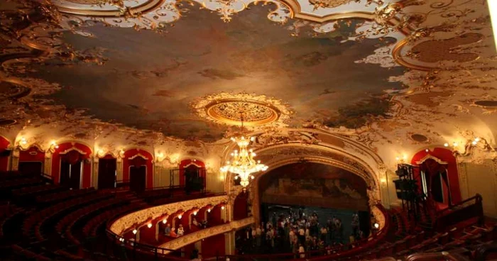 Imagini cu Teatrul Naţional refăcut