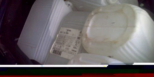 Bidoanele cu alcool erau înghesuite în portbajaul maşinii şi pe bancheta din spate 