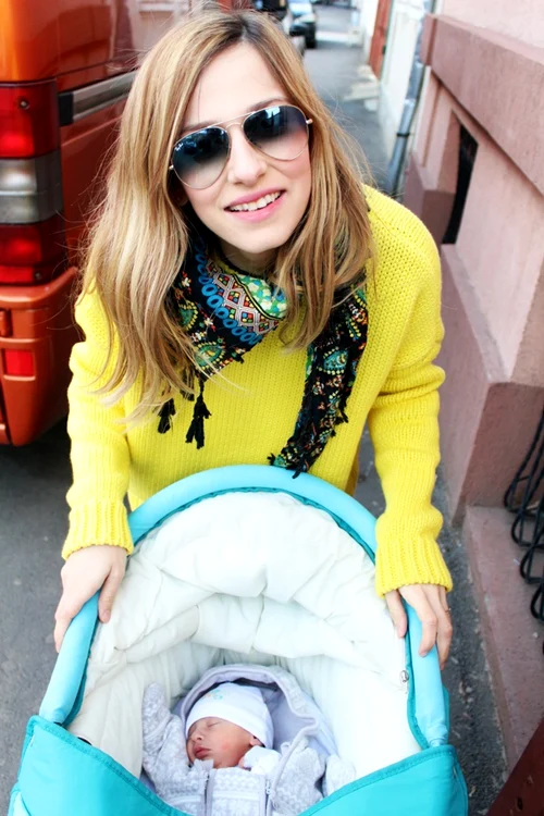 Dana Rogoz, la plimbare cu băieţelul ei (foto: arhiva personală)