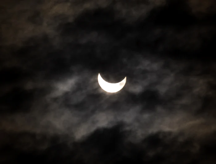 
    Aşa s-a văzut eclipsa de soare în Barcelona, vineri, 20 martieFoto: AP  