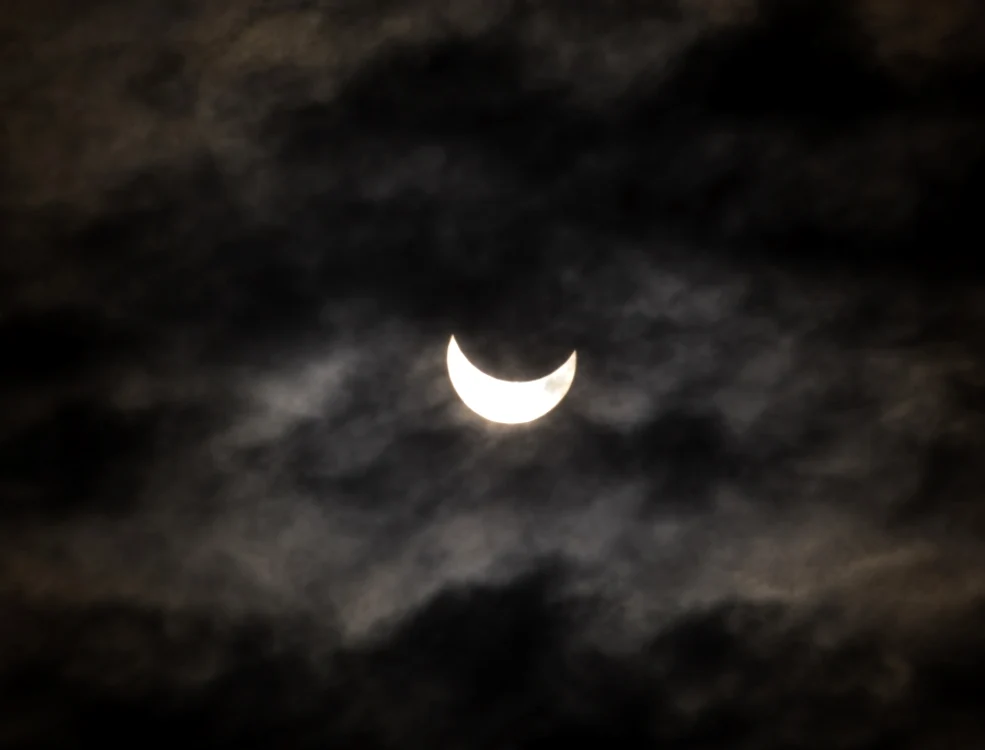 
    Aşa s-a văzut eclipsa de soare în Barcelona, vineri, 20 martieFoto: AP  