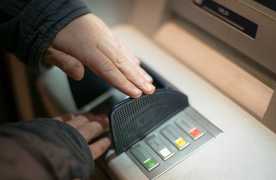 O bancă prezentă în România folosește inteligența artificială pentru a identifica tranzacțiile riscante 