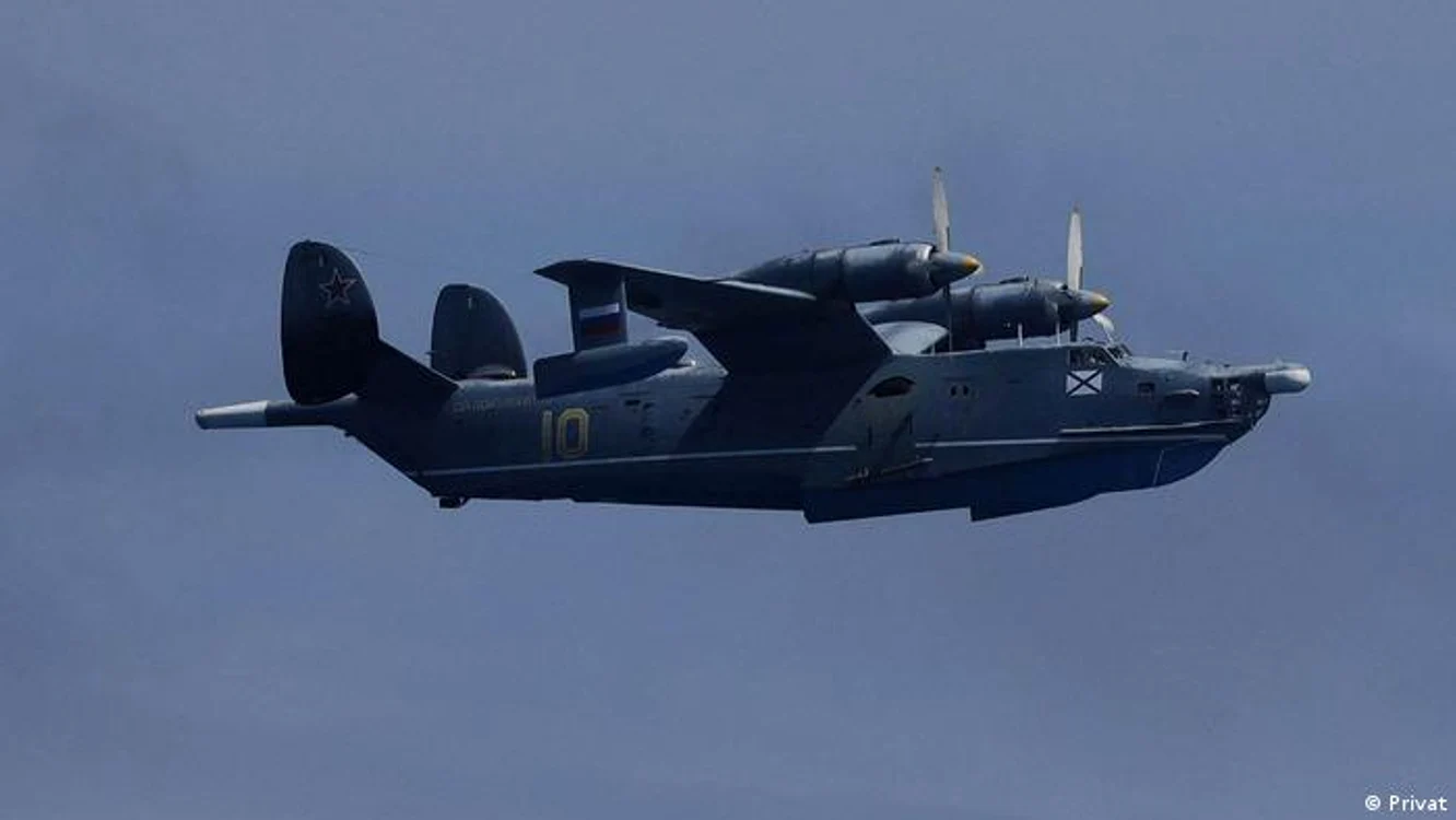 Avion militar rusesc zburând deasupra unei platforme petroliere românești offshore în Marea Neagră