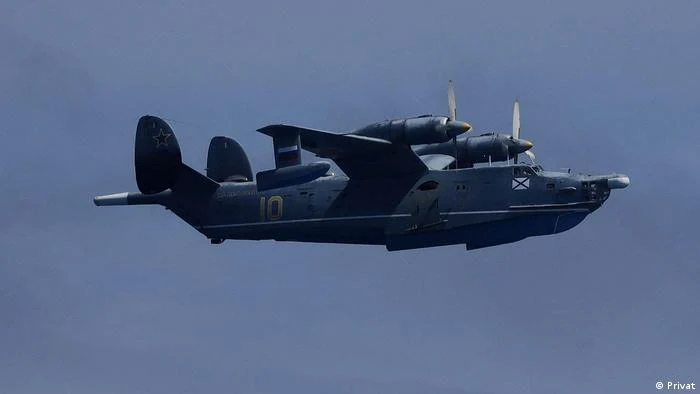Avion militar rusesc zburând deasupra unei platforme petroliere românești offshore în Marea Neagră