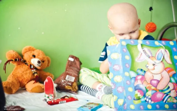 Un copil de la oncopediatrie, care tocmai a fost vizitat de Iulian şi prietenii lui