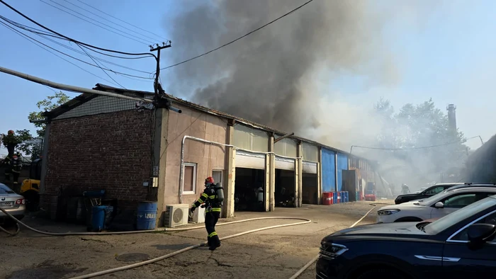 Incendiul se manifestă la un service auto FOTO: ISUBIF