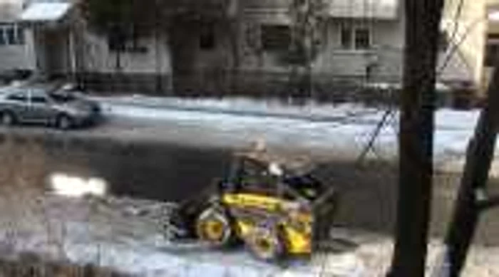 Utilajele au trecut la deszăpezirea parcărilor Râmnicului