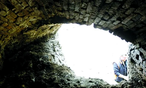 FOTO S a descoperit o galerie secretă şi banii ascunşi în cetatea Oradea jpeg