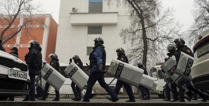 Poliţia a trecut la represalii dure împotriva manifestanţilor din marile oraşe din Kazhastan. FOTO EPA - EFE