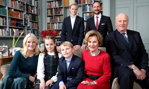 Prințul Haakon, Prințesa Mette Marit, Marius Borg, Regina Sonja, Prințul Sverre, Prințesa Ingrid și Regele Harald al Norvegiei 2015   FOTO Lise Aserud, Casa Regală norvegiană jpg