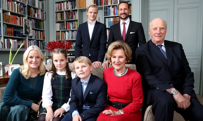 Prințul Haakon, Prințesa Mette Marit, Marius Borg, Regina Sonja, Prințul Sverre, Prințesa Ingrid și Regele Harald al Norvegiei 2015   FOTO Lise Aserud, Casa Regală norvegiană jpg