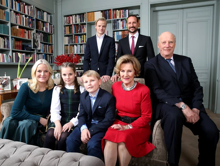 Prințul Haakon, Prințesa Mette Marit, Marius Borg, Regina Sonja, Prințul Sverre, Prințesa Ingrid și Regele Harald al Norvegiei 2015   FOTO Lise Aserud, Casa Regală norvegiană jpg