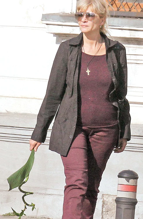 
    Catrinel Dumitrescu merge săptămânal la mormântul actoruluiFoto: Cezar Preda  