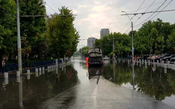 Bucureştiul sub ape după furtna de joi dimineaţă