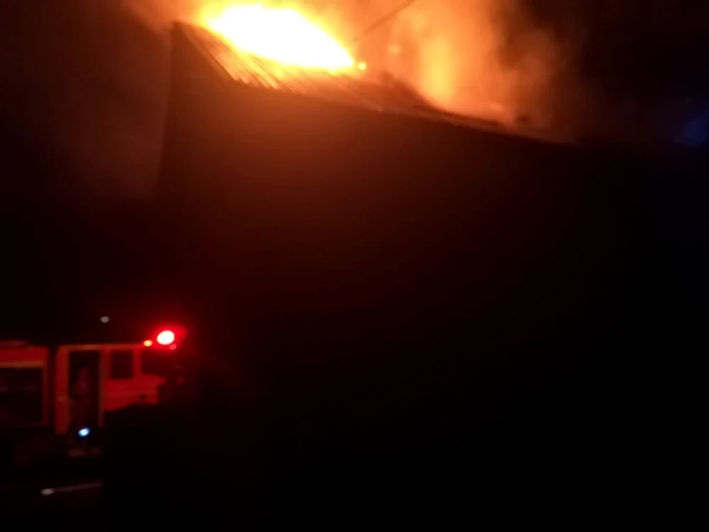 Incendiul a distrus acoperişul şi mansarda casei