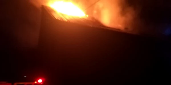 Incendiul a distrus acoperişul şi mansarda casei