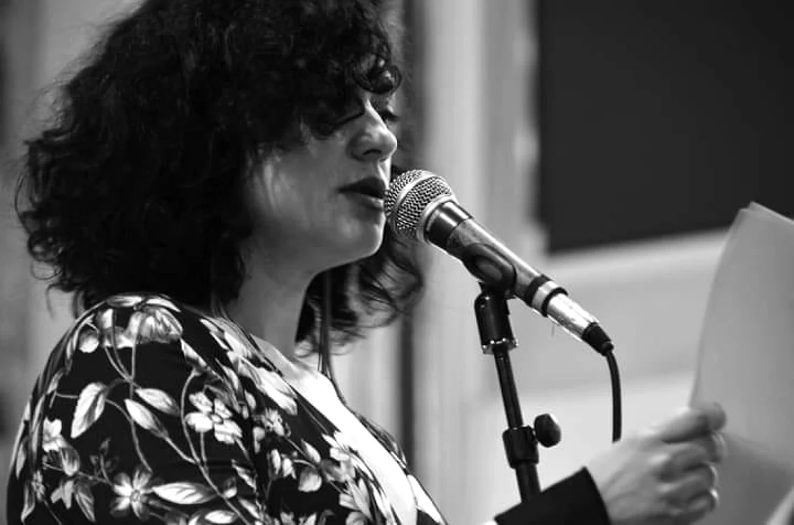 Mina Decu, recitând                                                                                            FOTO: Karina Ciurus