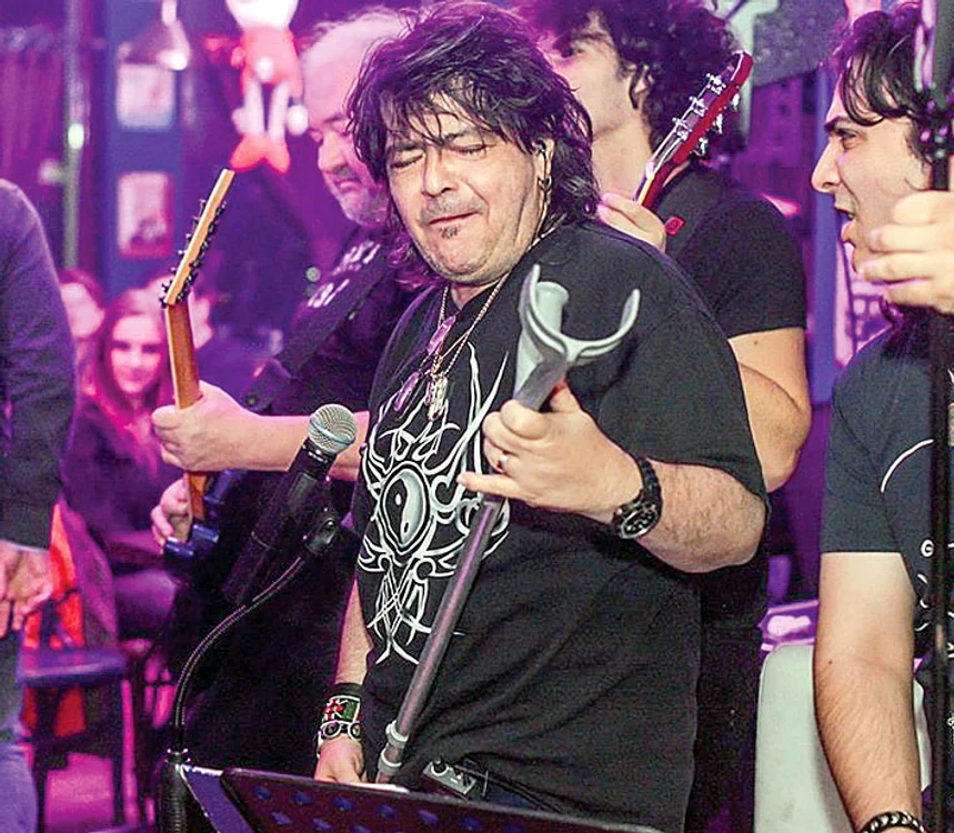 
    Bateristul Nelu  Dumitrescu e în  concediu medical. Cristi Dumitrescu  i-a ţinut locul cu brio  la Sala Palatului  