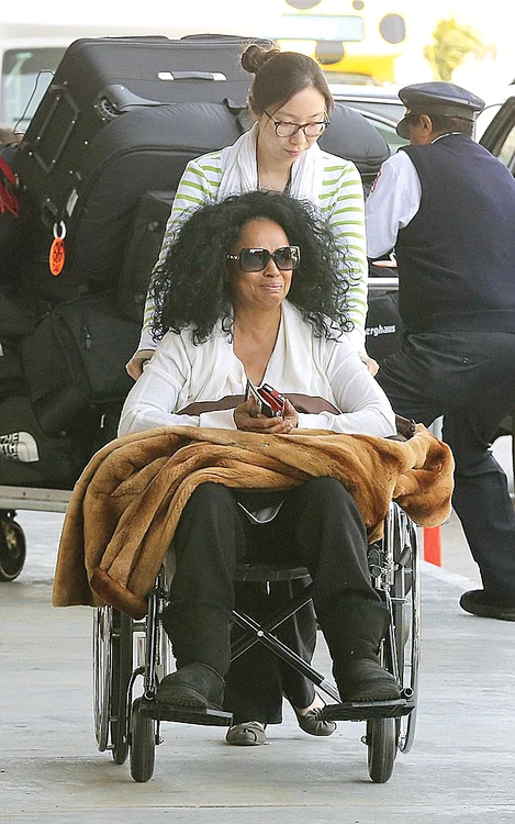 Diana Ross (70 de ani)  nu mai poate merge  pe picioarele ei
