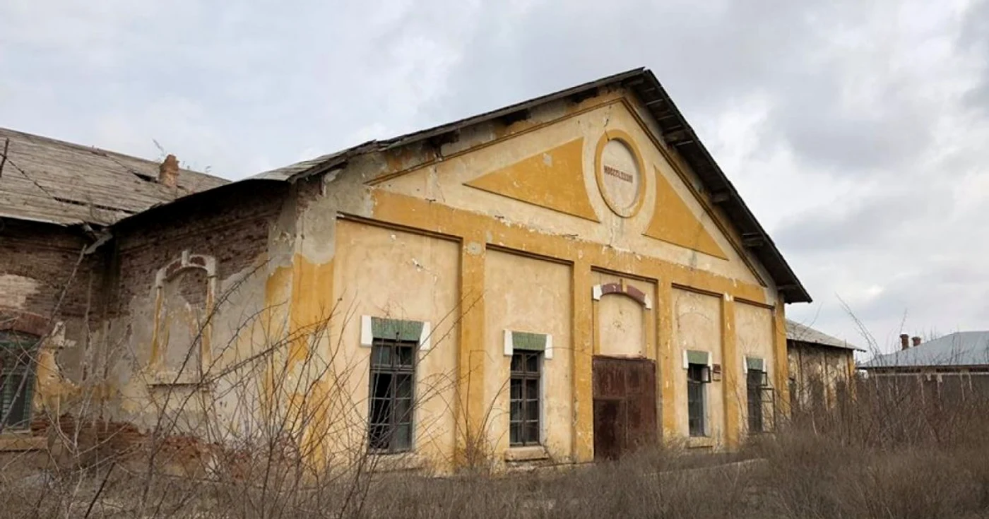 Una din clădirile din Călăraşi, fostă cazarmă, unde au fost deţinuţi evrei FOTO Facebook/Adrian Cioflâncă