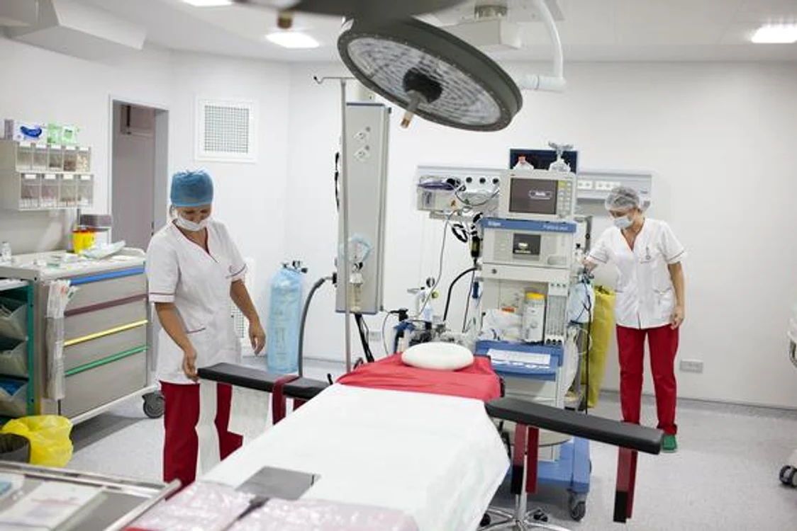 Micuţul este ţinut în viaţă cu ajutorul aparatelor