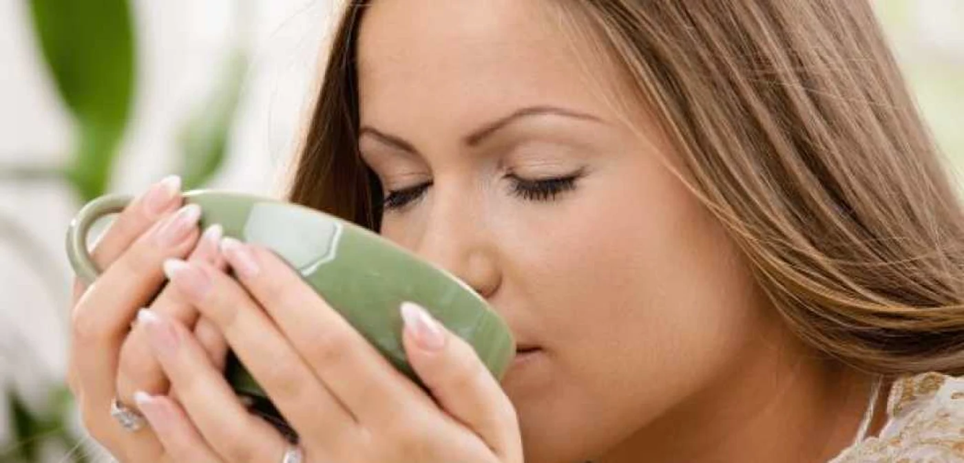 Ceaiul verde conţine flavonoide, aminoacizi şi antioxidanţi care accelerează metabolismul şi stimulează arderile grăsimilor.