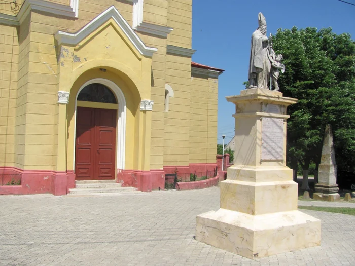 Biserica Catolică din Cenad şi statuia lui Gerhard Foto