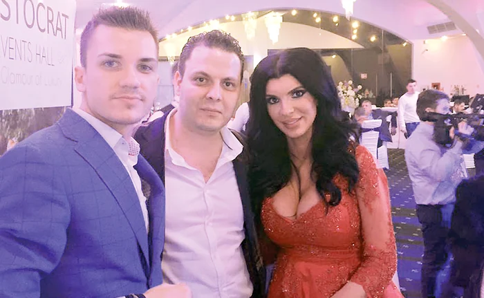 Andreea Tonciu s-a îmbrăcat la chef într-o rochie roşie ca focul și obraznic de decoltată. Soțul ei, Daniel (foto stânga), a sorbit-o din priviri