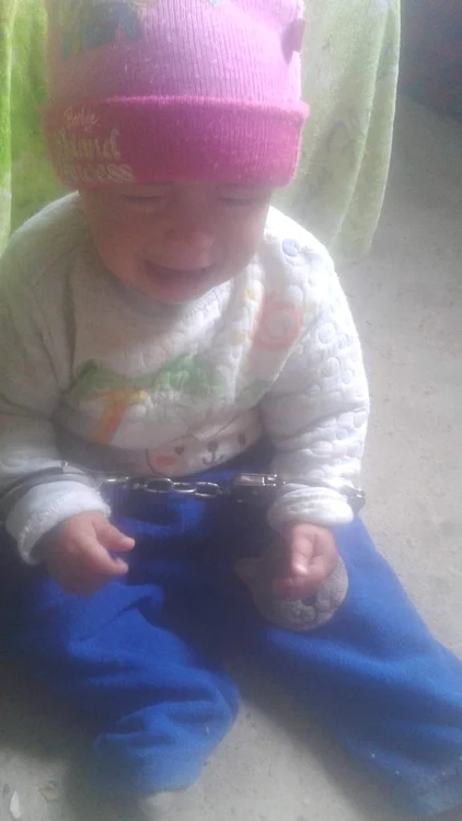 Copilul a fost legat cu cătuşe de mâini FOTO: Facebook criminal