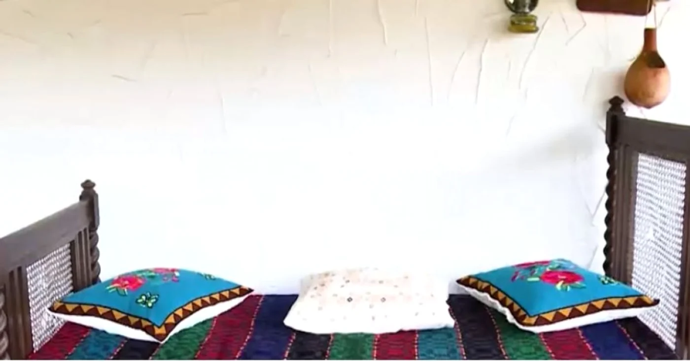 Patul vechi de 150 de ani din pridvorul Căsuţei căluşarilor - conac boieresc inclus într-un resort tradiţional de lux din Măciuca - Vâcea Foto captură video