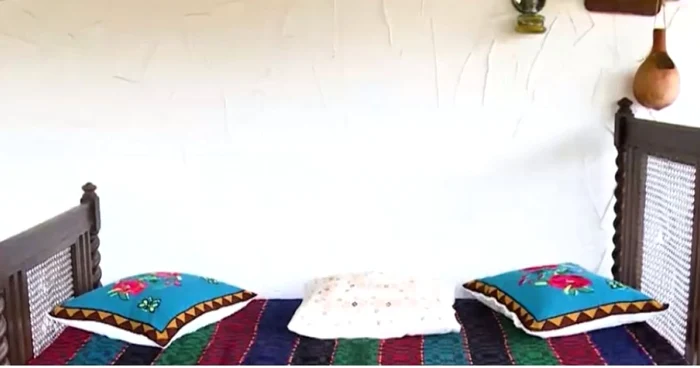Patul vechi de 150 de ani din pridvorul Căsuţei căluşarilor - conac boieresc inclus într-un resort tradiţional de lux din Măciuca - Vâcea Foto captură video