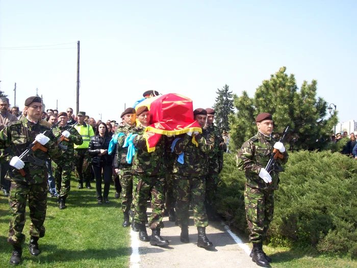Eroul din Afganistan a fost înmormântat cu onoruri militare