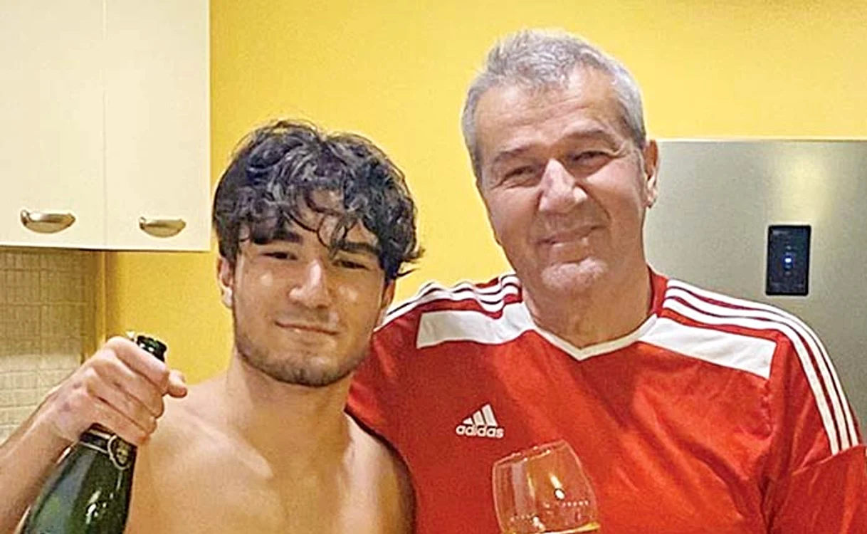 
    Dan, alături de  şarmantul lui  fiu, Patrick  