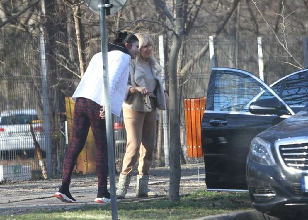 
    Nici Udrea, nici prietena cu care s-a întâlnit nu poartă mască  