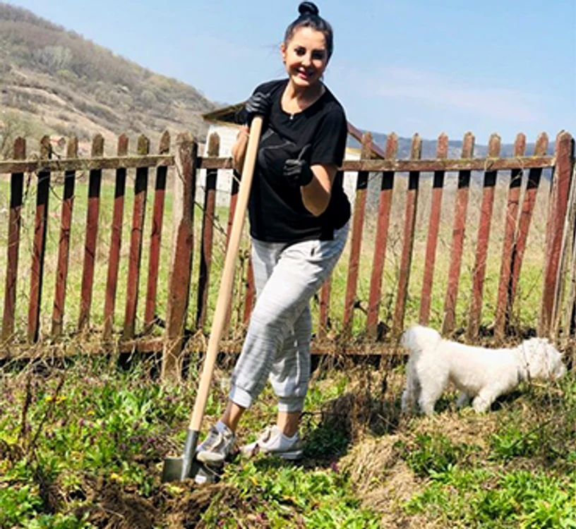 „Am și o grădină unde îmi place foarte mult să lucrez”, a spus Angela Rusu