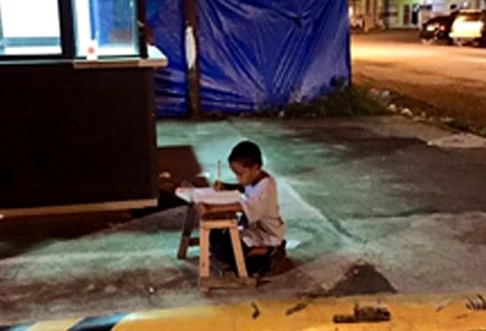 Daniel Cabrera (9 ani) își făcea temele la lumina unui magazin de fast-foodfoto: arhiva personală