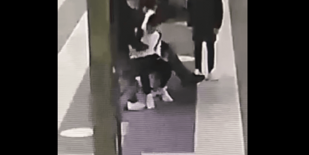 Băiatul unei românce a fost aruncat de colegi sub tren, în Italia. Imagini cu puternic impact emoțional VIDEO