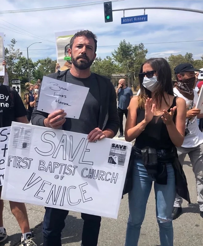 Ben Affleck, 47 de ani și iubita lui Ana de Armas, de 32 de ani, au proterstat pașnic în Venice Beach, California jpeg