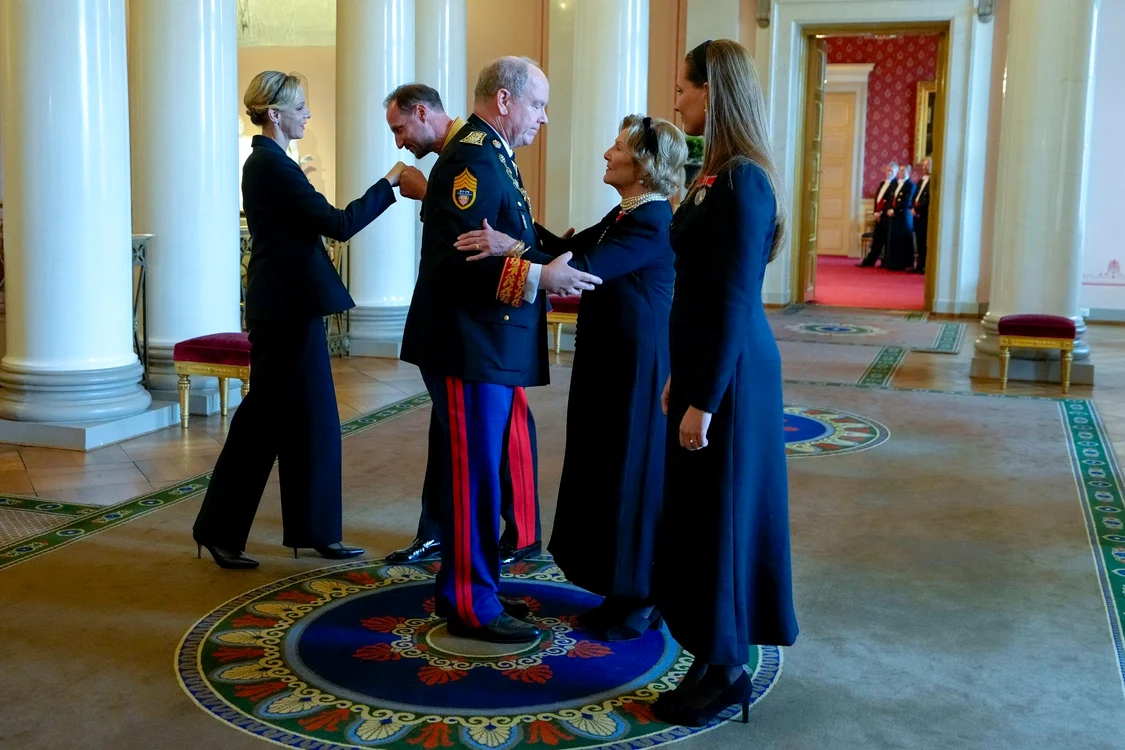 Charlene și Albert de Monaco, salutând familia norvegiană
