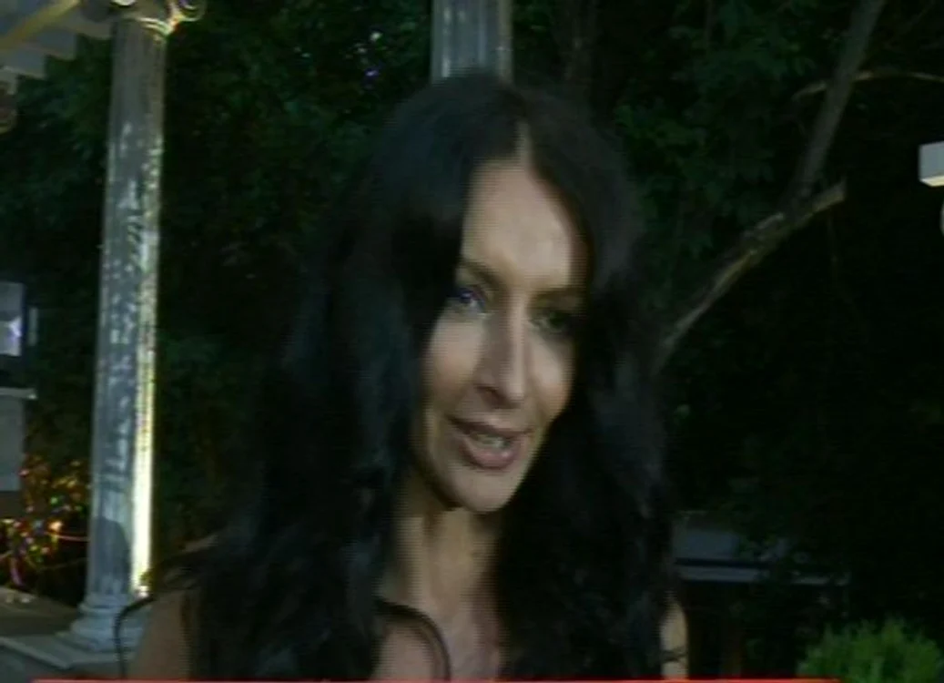 
    Mihaela Rădulescu este mulţumită cu statutul de vedetă, deşi spune că uneori îi e greu. (captură Acasă TV)  