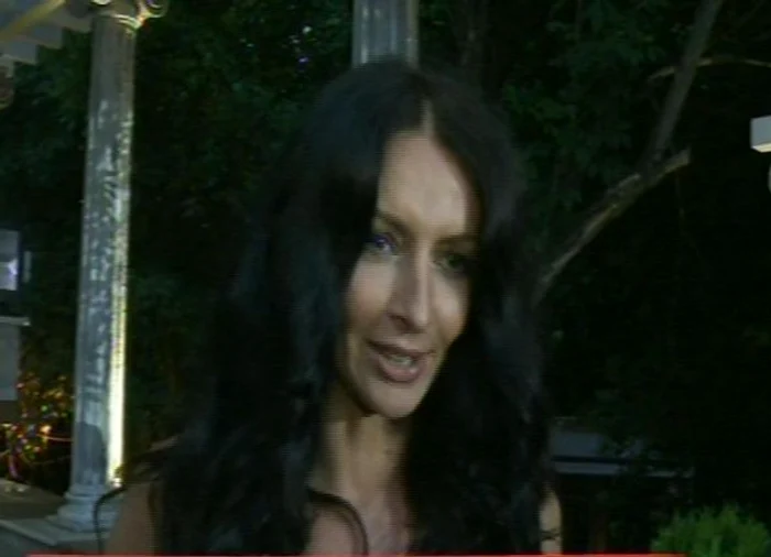 
    Mihaela Rădulescu este mulţumită cu statutul de vedetă, deşi spune că uneori îi e greu. (captură Acasă TV)  