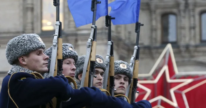 Pe 7 noiembrie 1941, în timp ce trupele naziste se aflau la câteva zeci de kilometri de Moscova, Stalin a dat ordin ca o paradă militară să fie organizată pentru a ridica moralul trupelor sovietice FOTO Reuters