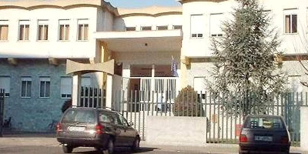 Eleva româncă a încercat să se sinucidă aruncându-se de la fereastra casei