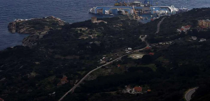 Epava navei Costa Concordia, văzută din elicopter FOTO Reuters