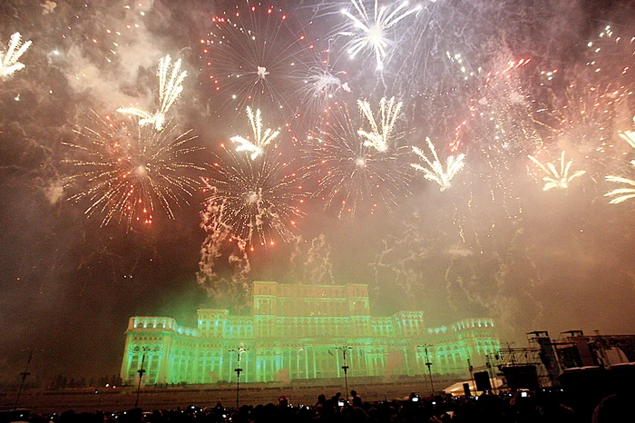 În Piaţa Constituţiei, primarul Capitalei va face un spectacol de lasere, muzică şi artificii