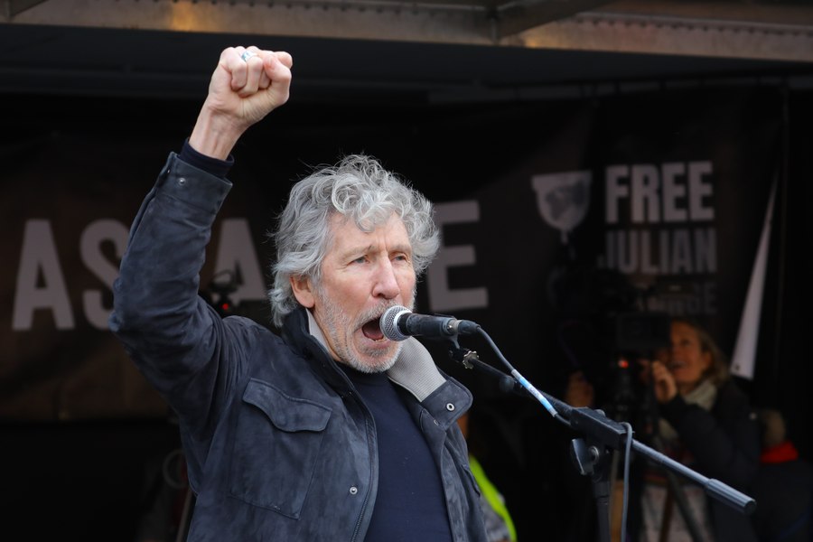Anchetă privind presupuse provocări la un concert al lui Roger Waters la Berlin: purta o ținută de ofițer SS