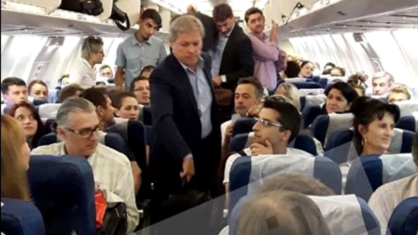 Pasagerii au rămas muți de uimire când au văzut că premierul călătorește cu ei (foto:TVR)
